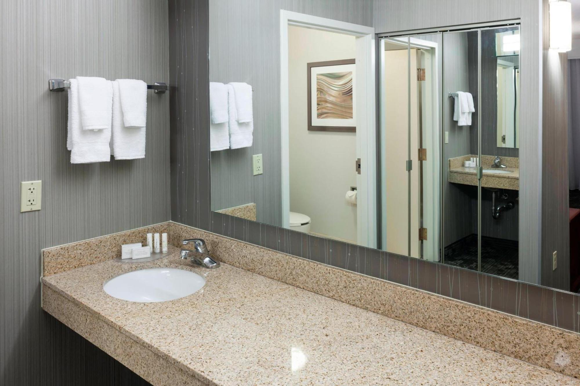 Courtyard By Marriott Wichita East Hotel Ngoại thất bức ảnh