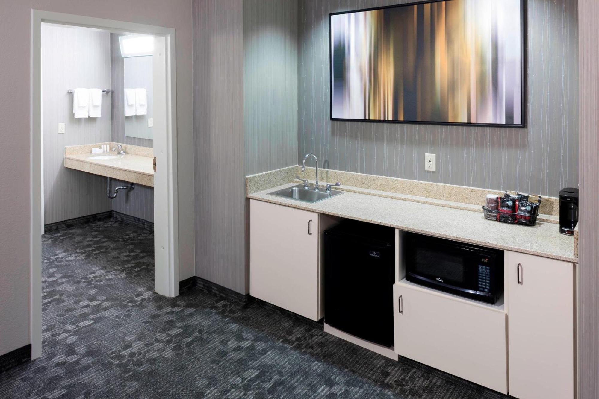 Courtyard By Marriott Wichita East Hotel Ngoại thất bức ảnh