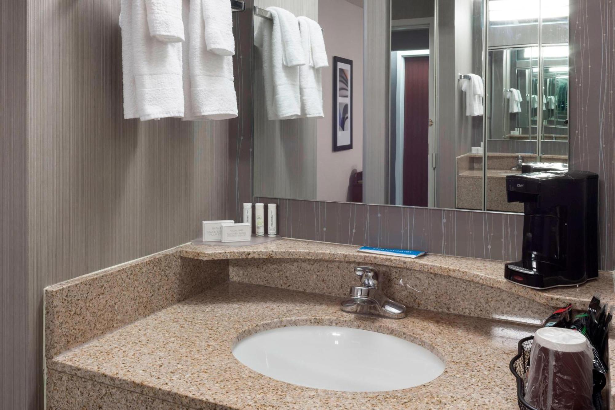 Courtyard By Marriott Wichita East Hotel Ngoại thất bức ảnh